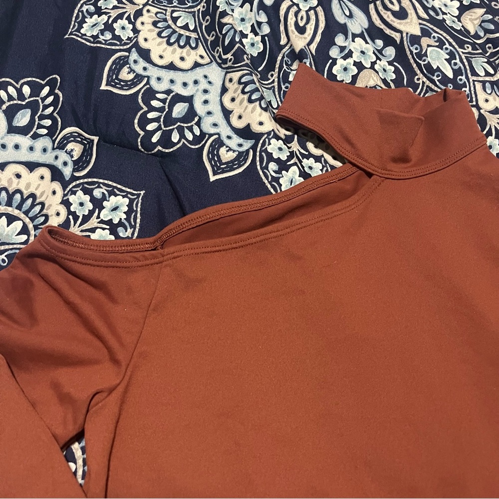 EUC Abercrombie & Fitch Long-Sleeve Seamless Fabric Asymmetrical Cutout Top -S - Picture 3 of 7